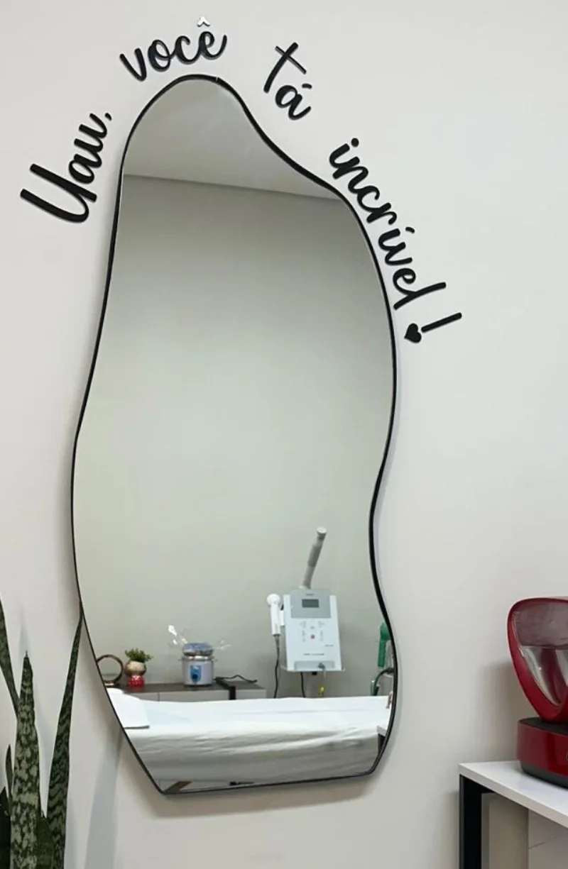 Espelho com a frase Uau, você tá incrível no espaço da clínica